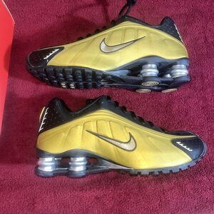 Size 7 - Nike Shox R4 Black Metallic Gold W